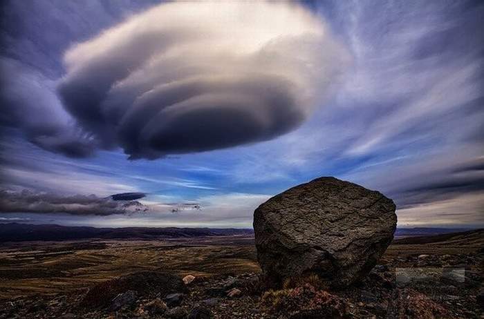 Часы идут в обратную сторону, компас сходит с ума: самые странные аномальные зоны