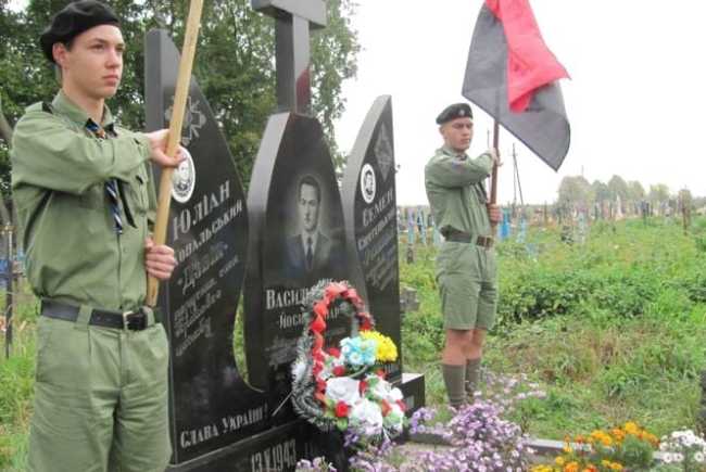 Пластуны несут почётный караул у могилы Васыля Ивахива, устроившего еврейский погром в Перемышлянах