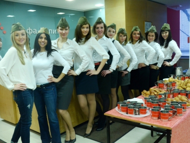 Девушки поздравляют с 23 февраля Девушки поздравляют с 23 февраля