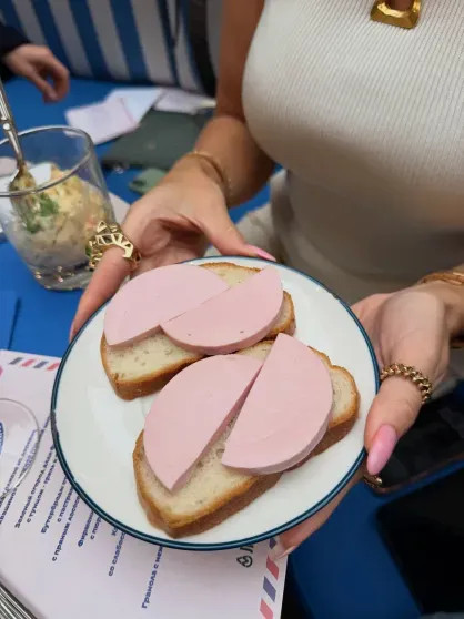 Виктория Шелягова (в образе мамы Дяди Фёдора), Яна Рудковская, Екатерина Солоцинская и Юлия Барановская посетили открытие кафе 