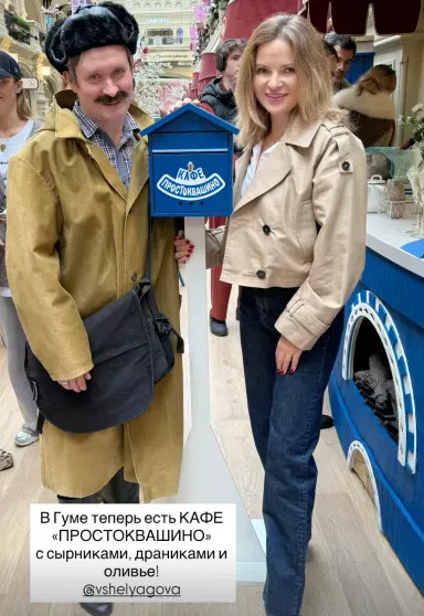 Виктория Шелягова (в образе мамы Дяди Фёдора), Яна Рудковская, Екатерина Солоцинская и Юлия Барановская посетили открытие кафе 