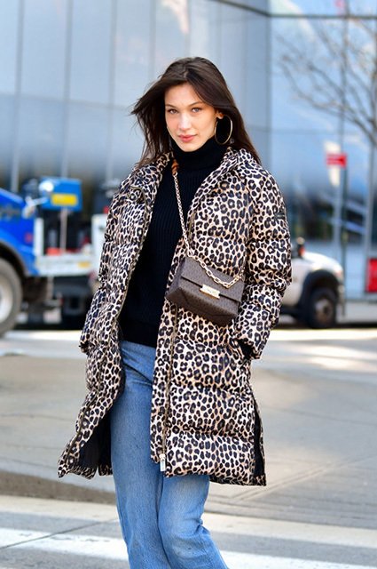 Уличный стиль знаменитости: Белла Хадид в леопардовом пуховике гуляет по Нью-Йорку Уличный стиль знаменитости: Белла Хадид в леопардовом пуховике гуляет по Нью-Йорку Звездный стиль