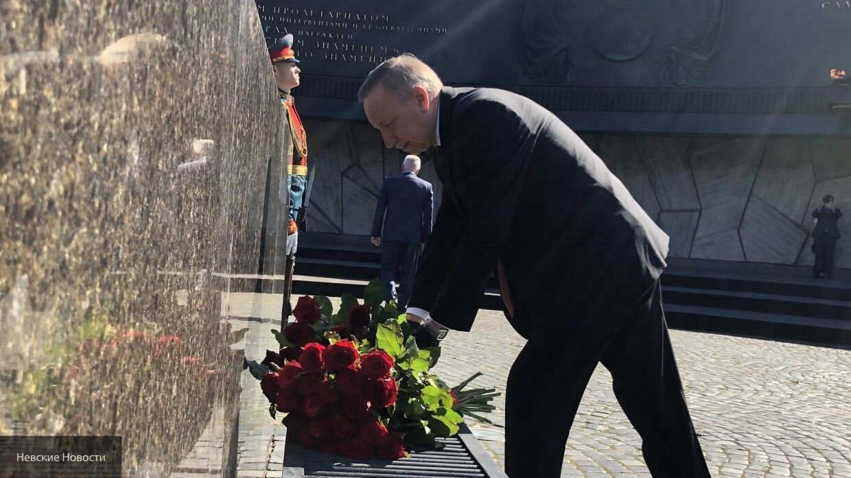 Беглов принял участие в возложении цветов к монументу героев Ленинграда