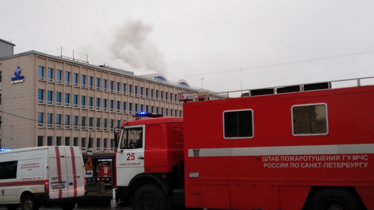 Появились фото и видео с места пожара в БЦ «Лениздат» в Петербурге