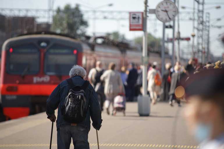 Петербуржцам предложили уехать от жары на дополнительных пригородных поездах