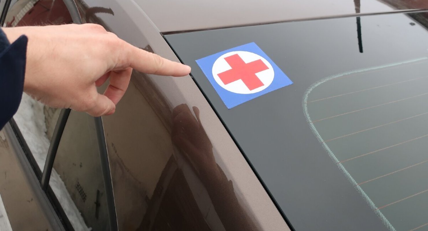 Что означает медицинский крест на стекле автомобиля? Автомобили