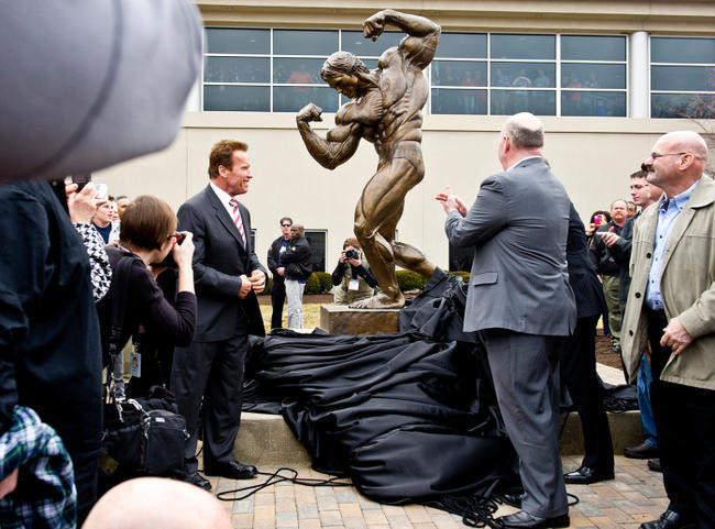 Шварценеггер, Расторгуев и еще 8 знаменитостей, которым поставили памятники при жизни. знаменитости,памятники,шоу-бизнес