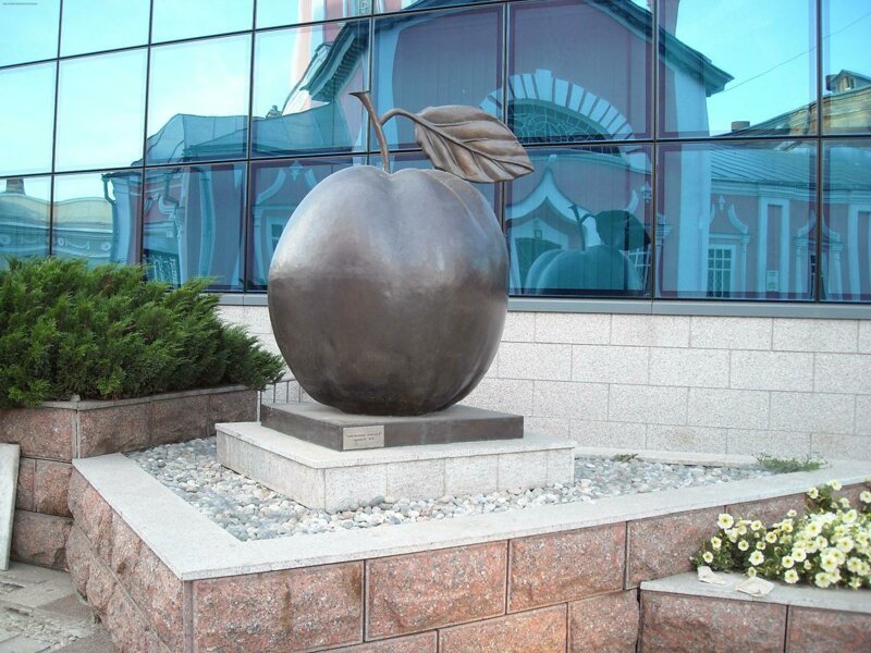Памятник Антоновке в Курске