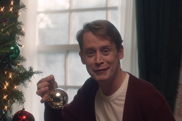 Маколей Калкин повторил культовые сцены из фильма 