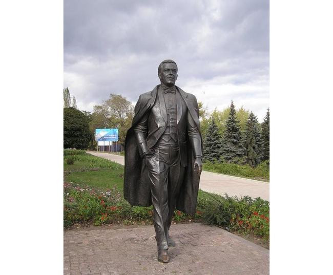 Шварценеггер, Расторгуев и еще 8 знаменитостей, которым поставили памятники при жизни. знаменитости,памятники,шоу-бизнес