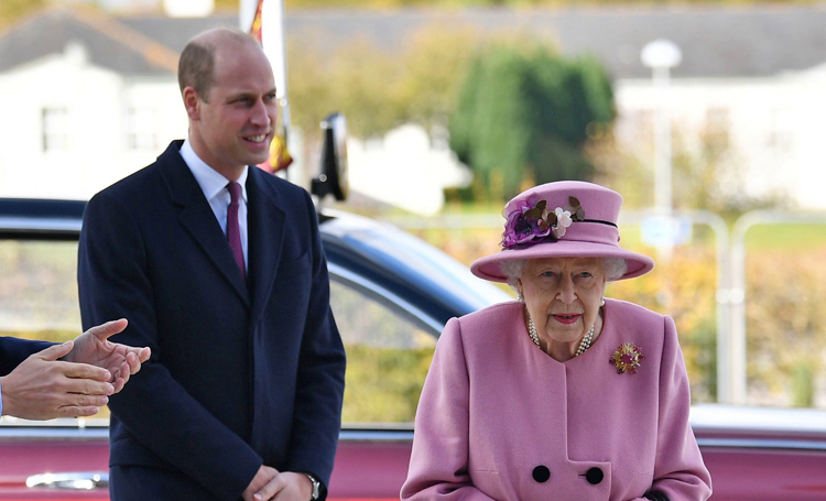 Передумала: королева Елизавета II впервые за долгое время вышла в свет Монархи,Британские монархи