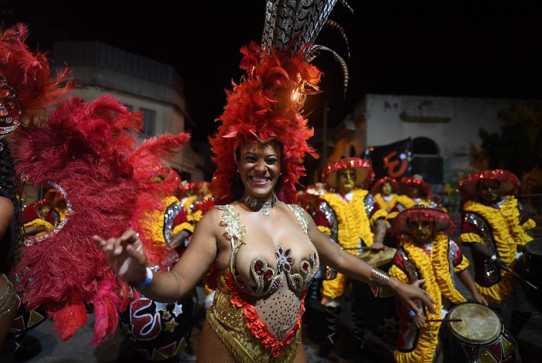 детские праздники карнавал. маски новогодние карнавальные. маска карнавальная елка. праздник самбы на улицах рио. карнавал в рио-де-жанейро коллаж.