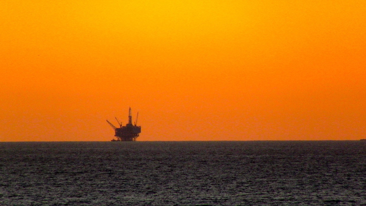 Нефтедобывающая платформа полыхает в Каспийском море Происшествия