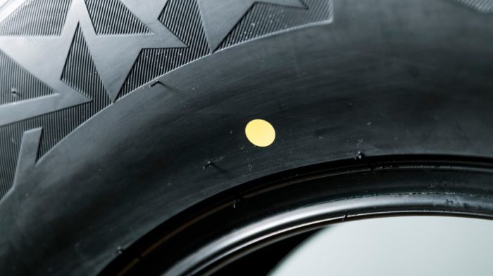 Значение полосок и точек на автомобильных шинах