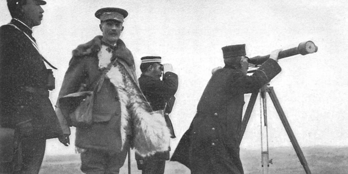 Генерал японской армии Куроки осматривает русские позиции во время сражения