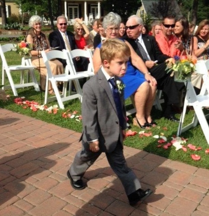 20 фотографий о том, как нелегко быть ребенком на этих ваших взрослых мероприятиях воспитание,Дети,Жизнь,Истории,Отношения,проблемы