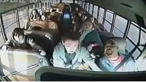 Водитель внезапно потерял сознание - но реакция 2 школьников спасла весь класс Водитель внезапно потерял сознание - но реакция 2 школьников спасла весь класс