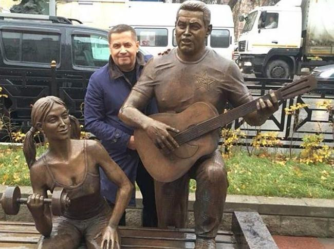 Шварценеггер, Расторгуев и еще 8 знаменитостей, которым поставили памятники при жизни. знаменитости,памятники,шоу-бизнес