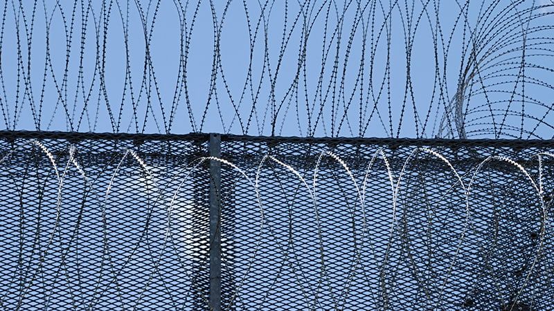 Суд в Новосибирске приговорил ограбившего комиссионку военного к четырем годам