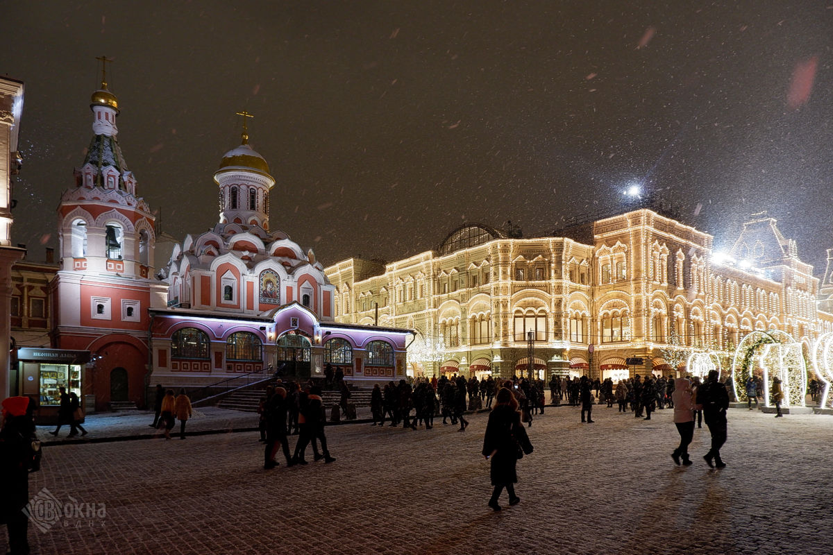 Казанский собор на Красной площади и ГУМ. Kazan Cathedral on the Red Square and the GUM Department Store.