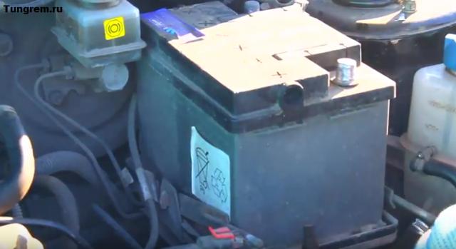 Снятие аккумулятора на Ладе Калине