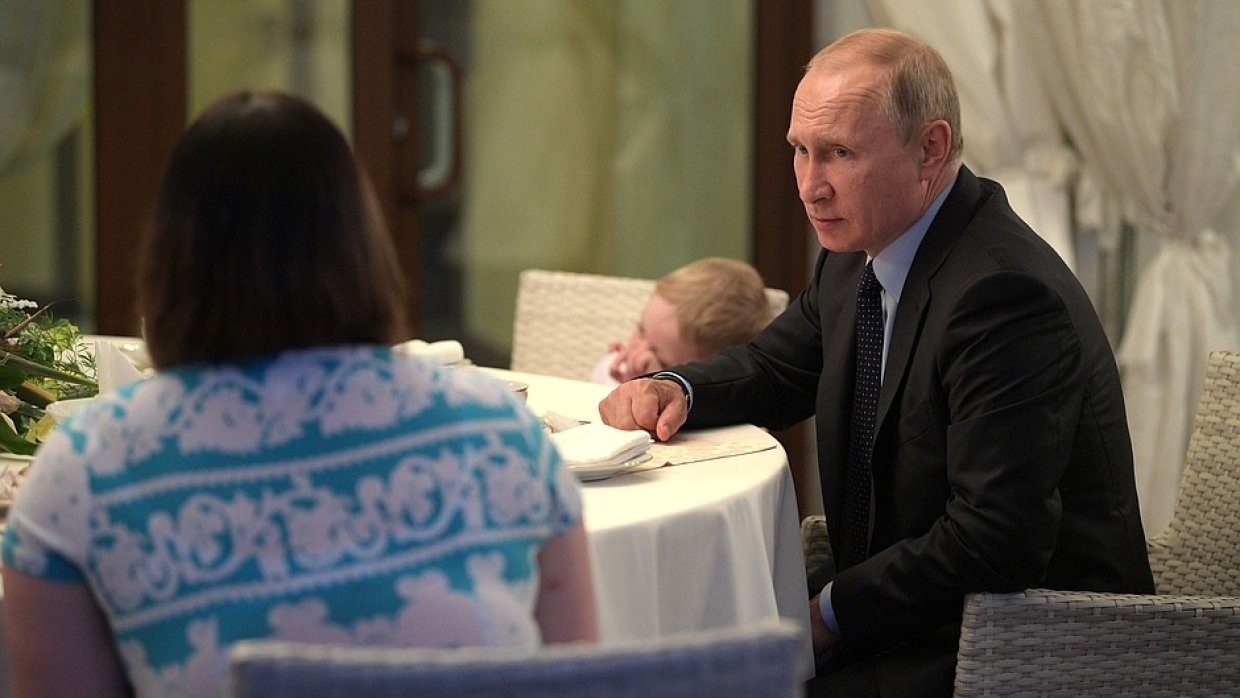 Путин встретился с жительницей Ижевска, которой подарил путевку в Сочи