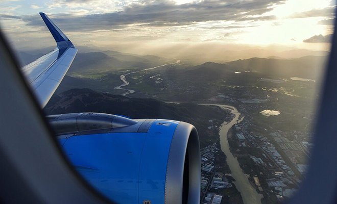 Пассажир снял на камеру как выглядит турбулентность, если сидишь рядом с иллюминатором Пассажир снял на камеру как выглядит турбулентность, если сидишь рядом с иллюминатором Культура