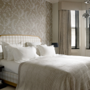 Цвет кофе в оформлении спальной комнаты