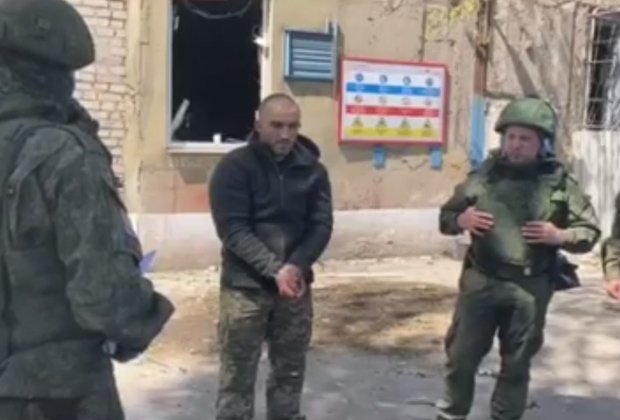 Старший лейтенант Сергей Батынский (в центре)