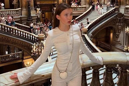 16-летняя дочь Юлии Пересильд снялась в откровенном наряде в Париже