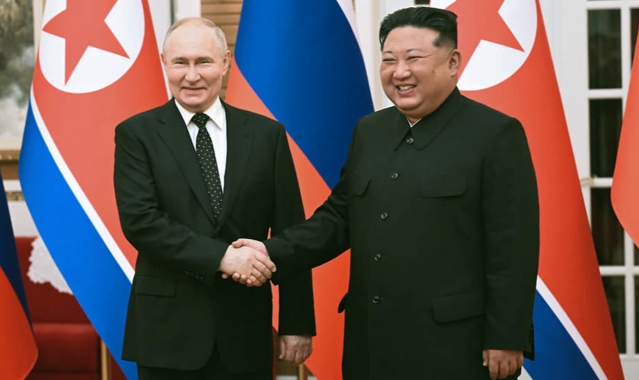 Из открытых источников в интернете президент России Владимир Путин и глава КНДР Ким Чен Ын.
