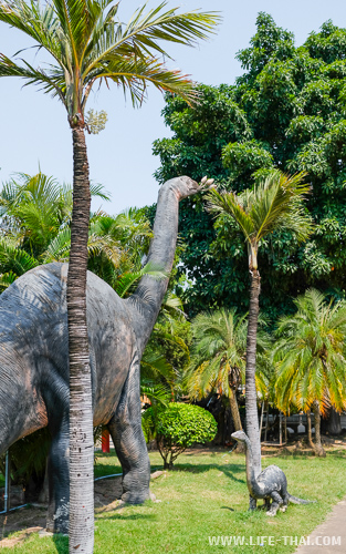 Главная достопримечательность рядом с Кхонкэном музей динозавров Пху Вианг