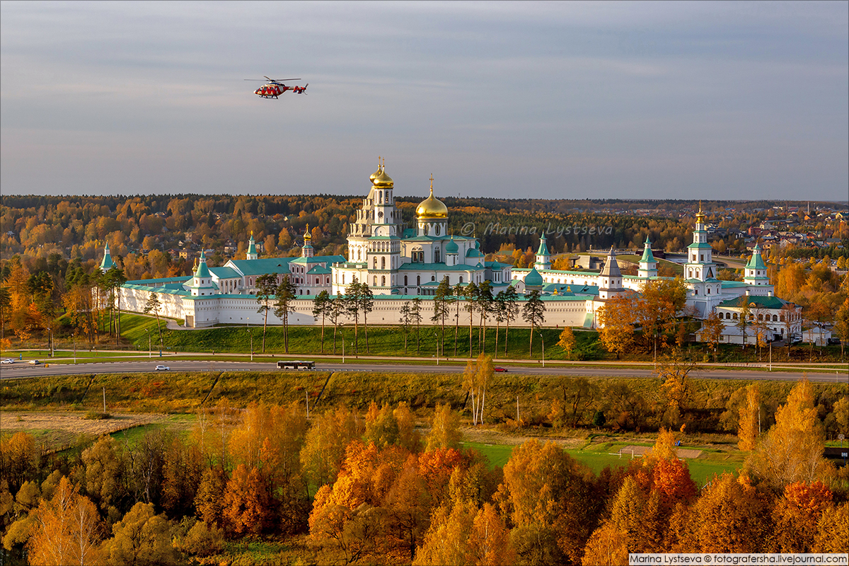 Золотая москва. Кремль на фоне золотой осени. Путешествия по России осенью. Царицыно осень с высоты. Фото с вертолета Золотая осень.