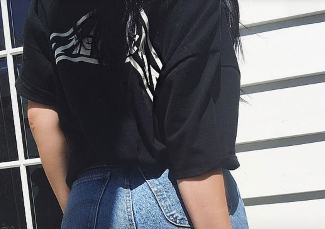 Девушки надели джинсы, которые порваны сзади: новую моду придумали звезды Культура