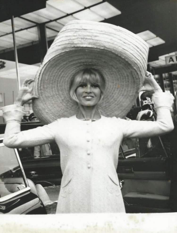 15 раз, когда кто-то из знаменитостей сильно перемудрил с нарядностью платья