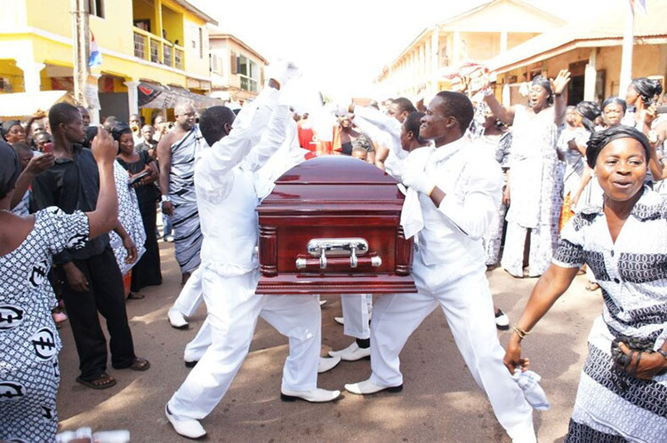 Танцующие с гробами: особенные похороны в Гане, ставшие мемом