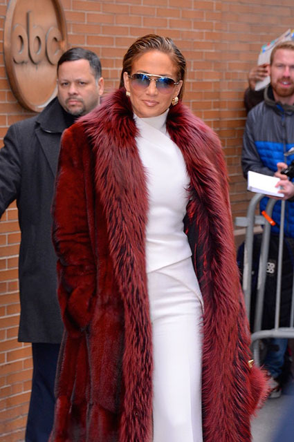 Пышное розовое платье и еще четыре образа: Дженнифер Лопес продолжает модные эксперименты Пышное розовое платье и еще четыре образа: Дженнифер Лопес продолжает модные эксперименты звездный стиль