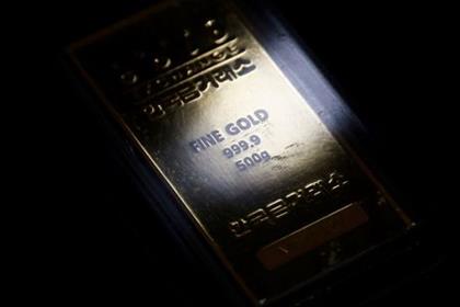 FILE PHOTO: A gold bar is pictured on display at Korea Gold Exchange in Seoul, South Korea, August 6, 2020. REUTERS/Kim Hong-Ji/File photo 