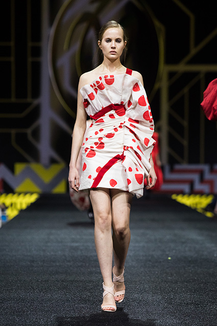 Алсу, Татьяна Михалкова и Дарья Коновалова на показе Валентина и Галины Юдашкиных Алсу, Татьяна Михалкова и Дарья Коновалова на показе Валентина и Галины Юдашкиных Светская жизнь