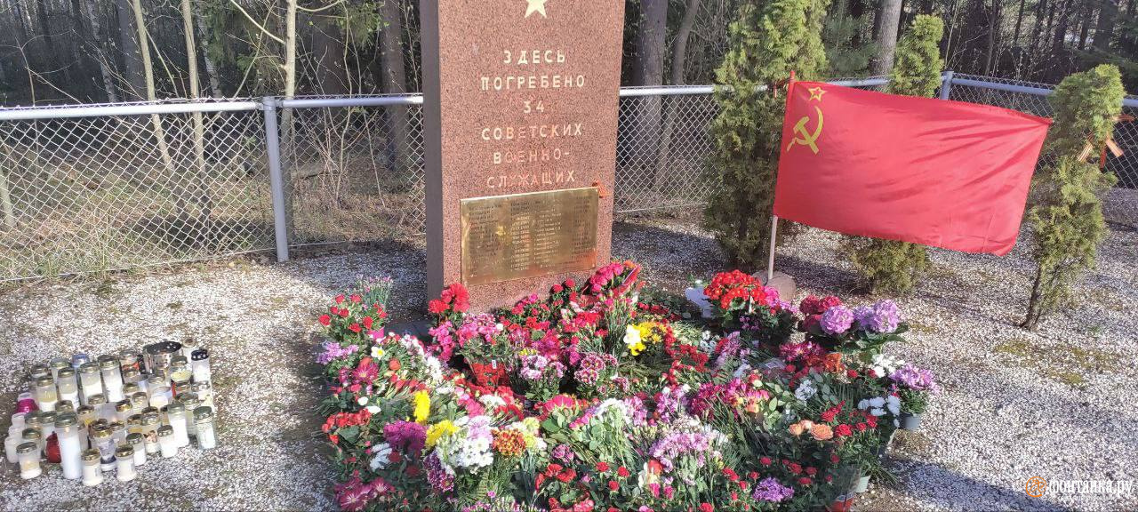 В Финляндии облили красной краской братскую могилу советских солдат