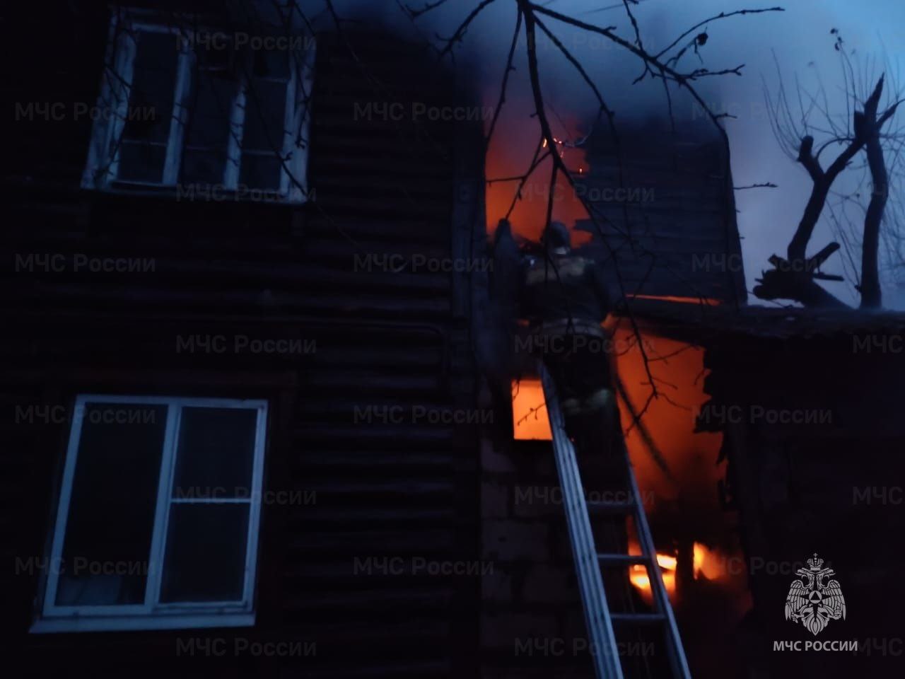 В Александровском районе в машине скорой помощи скончалась спасенная на пожаре 84-летняя пенсионерка