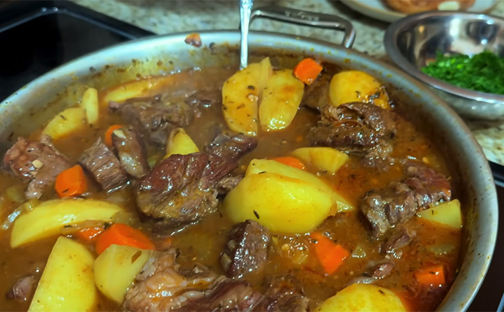 Говядина по-бургундски сразу с гарниром: мягкое как масло и не надоедает неделями - похожая новость на Toplenta