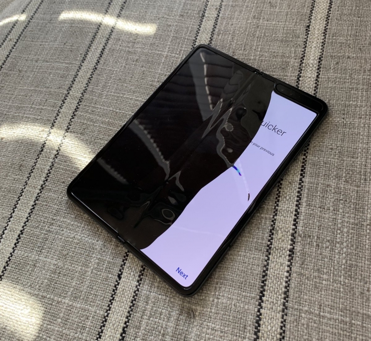 Samsung Galaxy Fold ломается у обозревателей спустя пару дней после начала использования новости,смартфон,статья