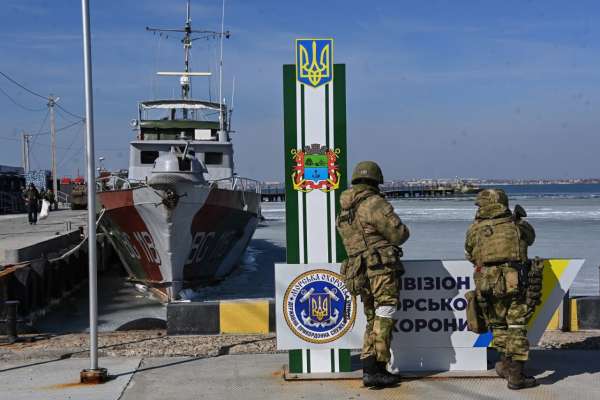 Российские военные в Бердянске разоружают москитный флот Украины