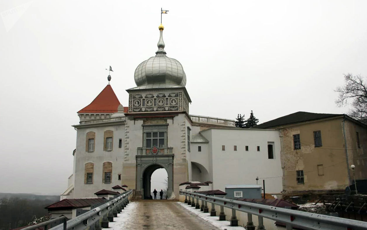 Купол над въездными воротами Старого замка, который вызвал швал критики специалистов