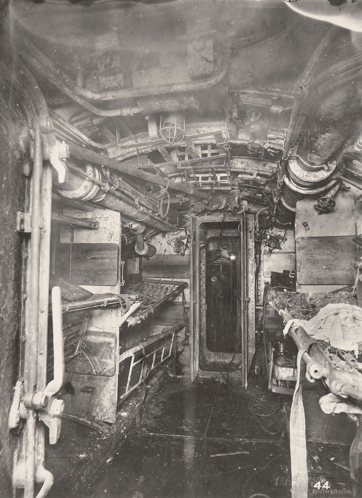 Внутренности затопленной подводной лодки Первой мировой познавательно