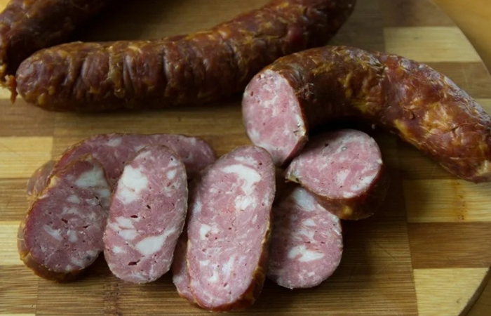 Колбаса имела выраженный аромат чеснока и копченостей.