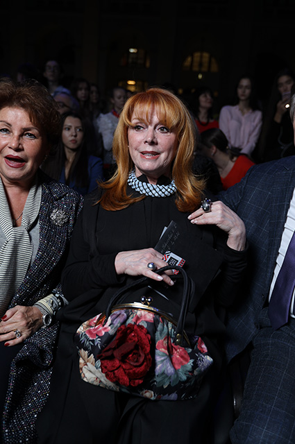 Алсу, Татьяна Михалкова и Дарья Коновалова на показе Валентина и Галины Юдашкиных Алсу, Татьяна Михалкова и Дарья Коновалова на показе Валентина и Галины Юдашкиных Светская жизнь