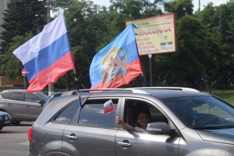 Регионы ЛНР отметили День России масштабными автопробегами и флешмобами