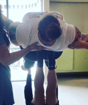 Известный стилист поднял на руках и ногах модель плюс-сайз Тесс Холлидей, которая весит 155 кг 